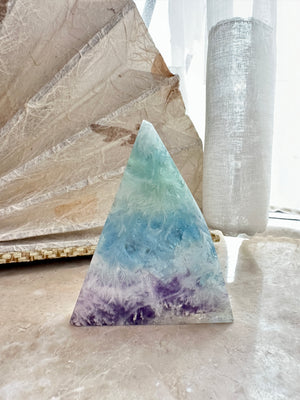 [1113 New Pending] GemGem Crystal NEG Exclusive - Feather Fluorite Crystal Freeform <BR> 紫藍綠三色羽毛螢石 - newearthstore