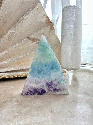 [1113 New Pending] GemGem Crystal NEG Exclusive - Feather Fluorite Crystal Freeform <BR> 紫藍綠三色羽毛螢石 - newearthstore