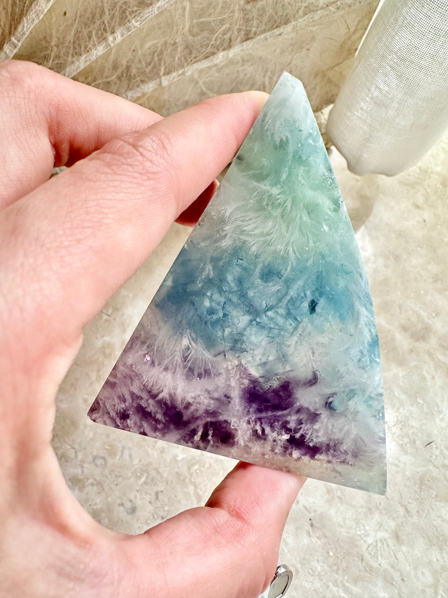 [1113 New Pending] GemGem Crystal NEG Exclusive - Feather Fluorite Crystal Freeform <BR> 紫藍綠三色羽毛螢石 - newearthstore