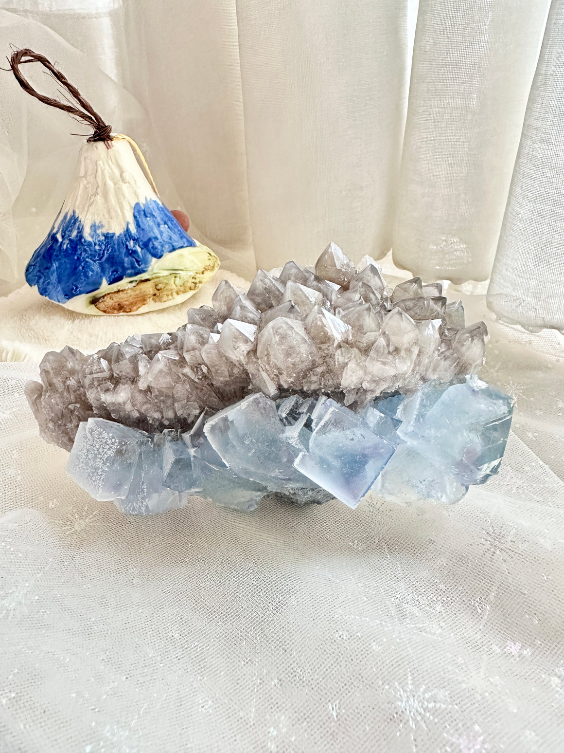 GemGem Crystal NEG Exclusive - Blue Fluorite Cubes With Smoky Quartz Cluster  <BR>砂糖立方體藍螢石共生茶晶簇 355grams - newearthstore