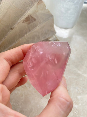 GemGem Crystal NEG Exclusive - Deep Pink Rose Quartz Freeform <BR> 濃色粉晶晶石 67 grams - newearthstore
