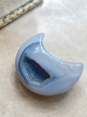 GemGem Crystal NEG Exclusive - Moon Shape Blue Agate <BR> 月亮形閃閃藍瑪瑙 55 grams - newearthstore