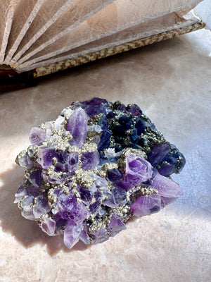 GemGem Crystal - Amethyst With Pyrite Quartz Cluster   <BR> 高質濃色紫水晶共生黃鐵礦晶簇 277 grams - newearthstore
