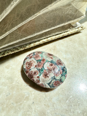 GemGem Crystal - Green Flower Agate Palm Stone  <BR> 日本風情畫綠色花朵瑪瑙 73 grams - newearthstore