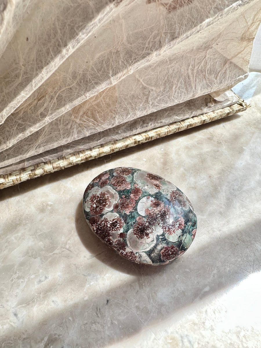 GemGem Crystal - Green Flower Agate Palm Stone  <BR> 日本風情畫綠色花朵瑪瑙 73 grams - newearthstore