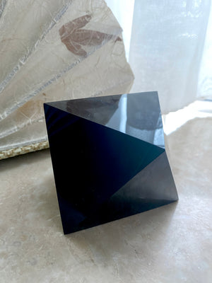 GemGem Crystal - Octahedron (Eight Faces) Black obsidian <BR> 巨型神聖幾何八面體黑曜石 686 grams - newearthstore