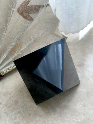 GemGem Crystal - Octahedron (Eight Faces) Black obsidian <BR> 巨型神聖幾何八面體黑曜石 686 grams - newearthstore
