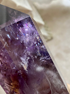 GemGem Crystal NEG Exclusive - Rainbow Amethyst With Pyramid Phantom Crystal Wand	<BR> 彩虹金字塔幻影雙尖紫水晶  240 grams - newearthstore