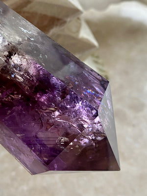 GemGem Crystal NEG Exclusive - Rainbow Amethyst With Pyramid Phantom Crystal Wand	<BR> 彩虹金字塔幻影雙尖紫水晶  240 grams - newearthstore