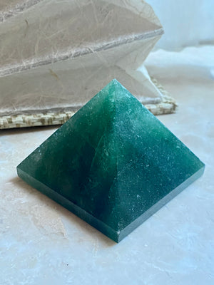 GemGem Crystal NEG Exclusive - Green Strawberry Pyramid <BR> 綠草莓晶金字塔 191 grams - newearthstore