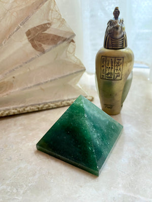 GemGem Crystal NEG Exclusive - Green Strawberry Pyramid <BR> 綠草莓晶金字塔 191 grams - newearthstore
